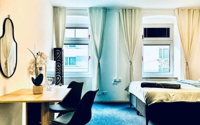 Spacious 7BR Apartment Prime Location