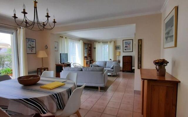 Sumptuous Holiday House Near The Beaches