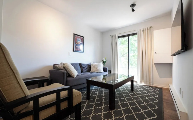 Rue Drolet 2-Bedroom Apartment