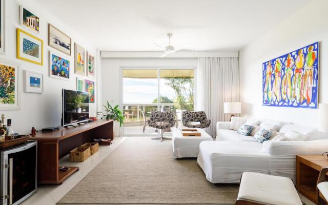 Apartamento com 4 suítes pé na areia