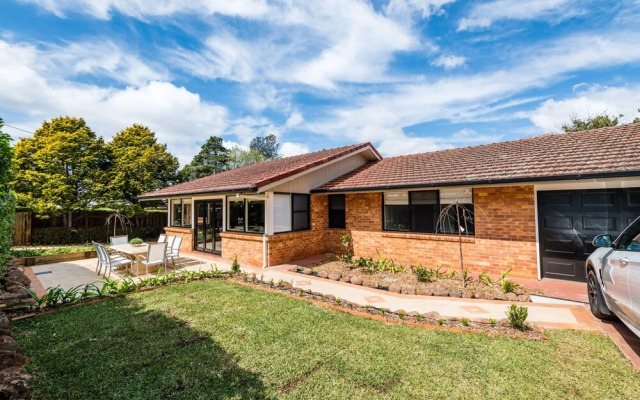 Hedge House- luxury space style location