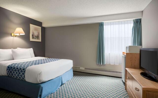 Travelodge by Wyndham Edmonton Airport