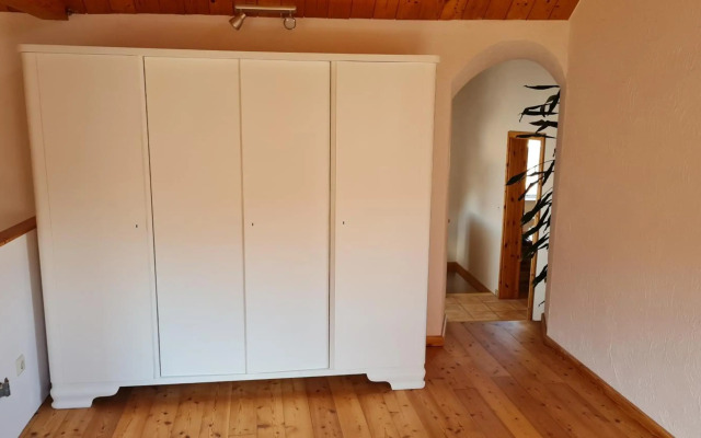 Eifelhof mit Obstbaumwiese