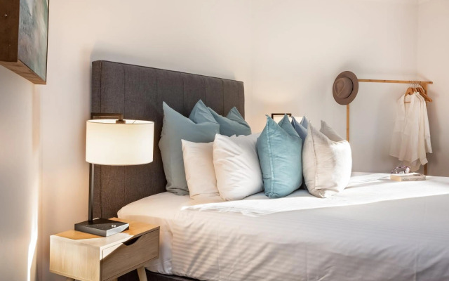 The Lookout, Eagle Bay