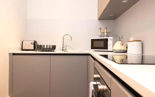 ALTIDO Sophisticated and Bright 4BR apt near Edinburgh Castle