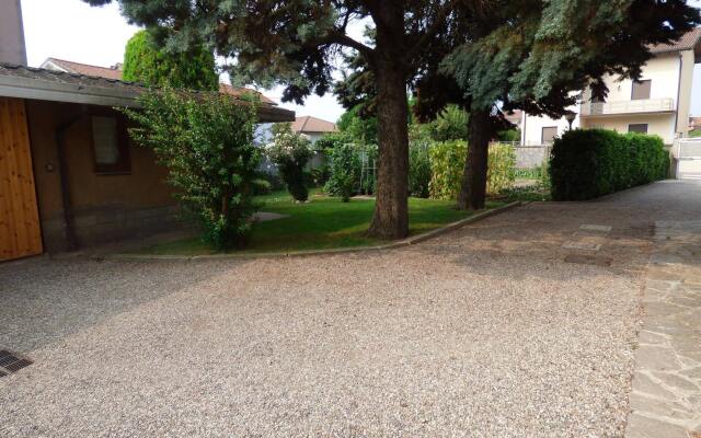 Villa Milano Laghi - Il Giardino Fiorito B&B