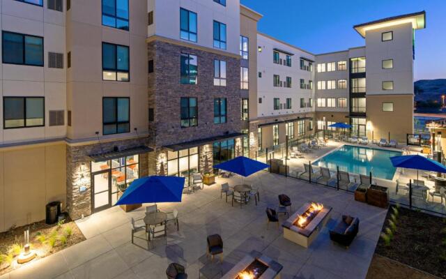 Holiday Inn Express & Suites Valencia - Santa Clarita by IHG