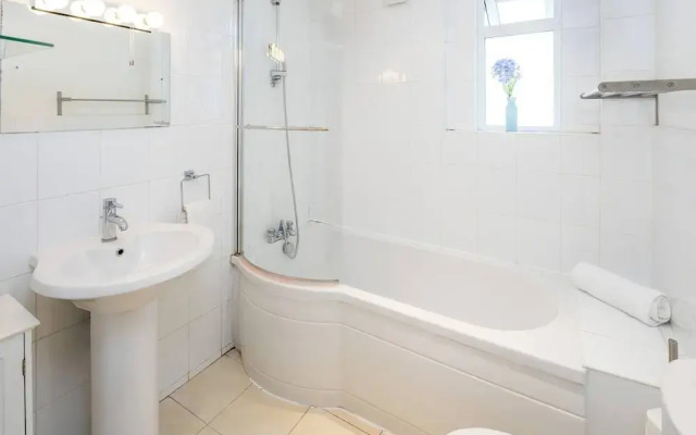 JOIVY Charming 1 Bed Flat, Sleeps 4