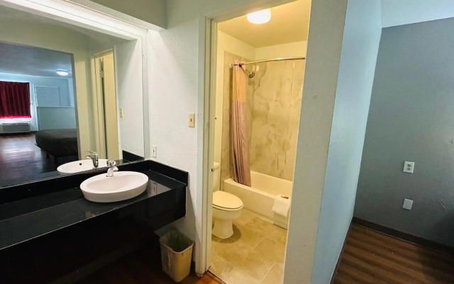 Super 7 Inn Tupelo