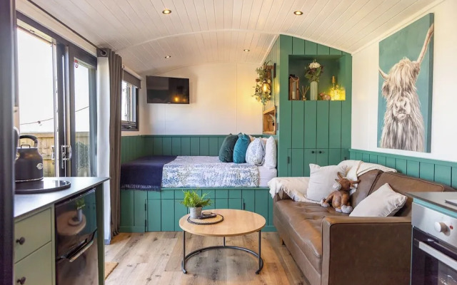 Willows Rest - 1 Bed Shepherd's Hut - Pentlepoir