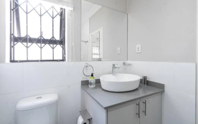 Private Modern 10 bdrm Home tucked away in Sandton