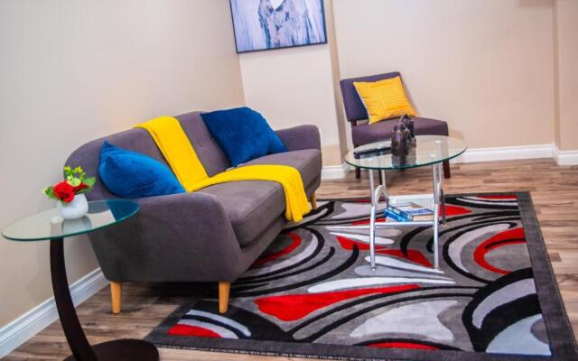 Exquisite And Modern Executive Suite With Parking