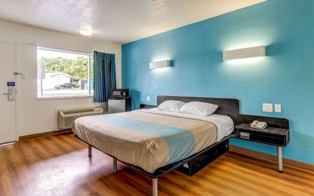 Motel 6 Waco, TX - Lacy Lakeview