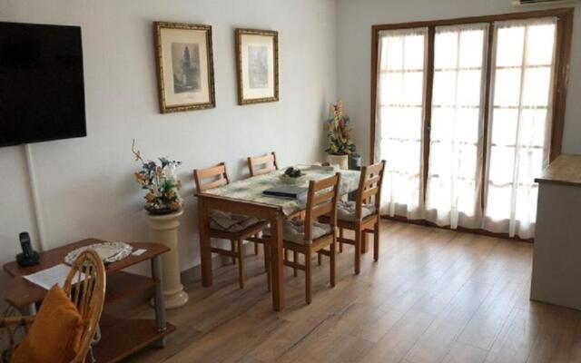 Valencia, Ideally Located 3Bed-2Bath Apart.Few Mints Walk From Beach,Pool,Shop.