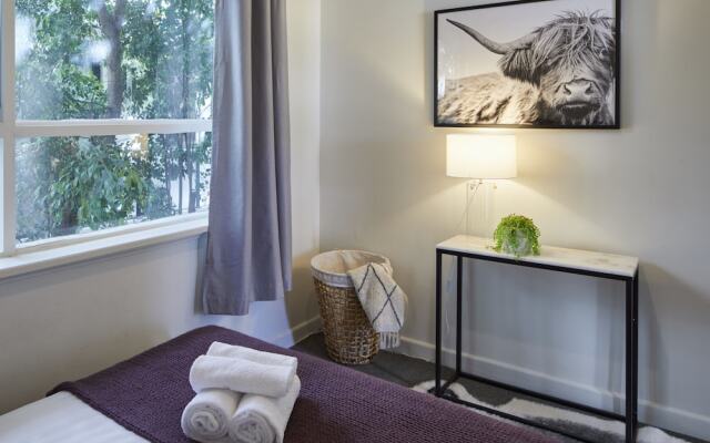 1 Bedroom Apt With Parking Stroll to Elwood Beach