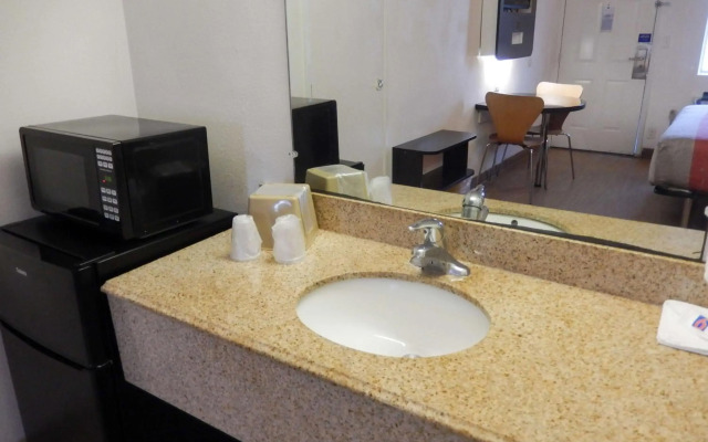 Motel 6 Clute, TX