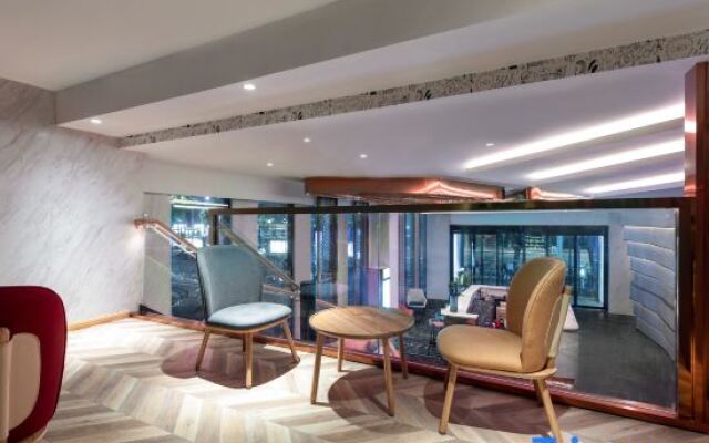 Qilai Light Luxury Hotel