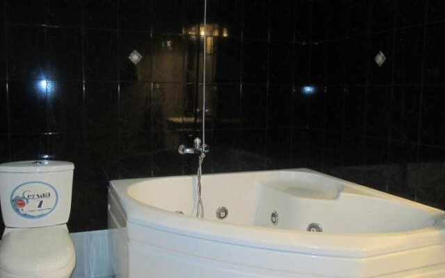 2x2 Cinema-Bar Hotel & Tours