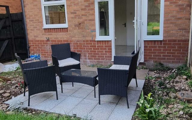 Stunning 3-bed Home Near City Centre, Chic Comfort