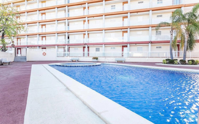 Apartamento con terraza y piscina