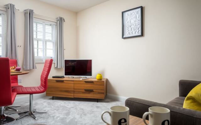 Elliot Oliver - 2 Bedroom Modern Apartment