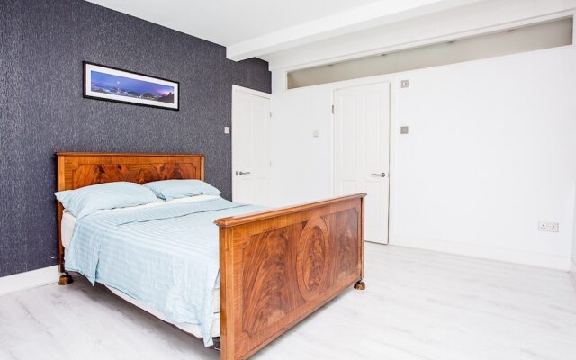 Bright 3 Bedroom Home in Clapham South