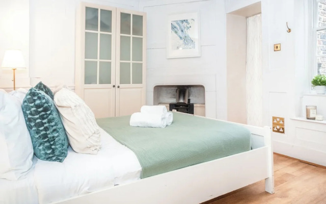 Spacious 3BR 2BA Flat in Central Soho