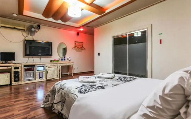 Motel Nine