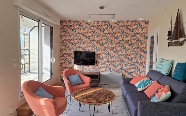 Comfortable Apartment, 50 m Sandy Beach