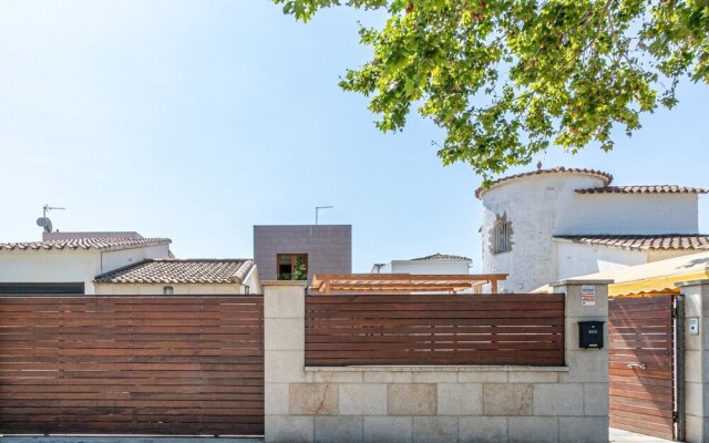 Modern Holiday Home on the Canal With Private Swimming Pool