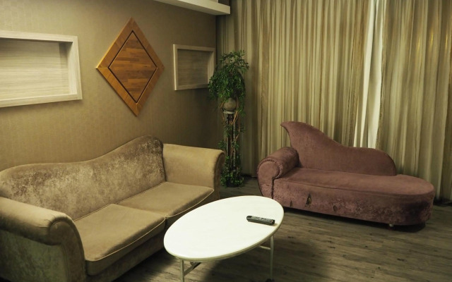 The Riverside Hotel & Motel