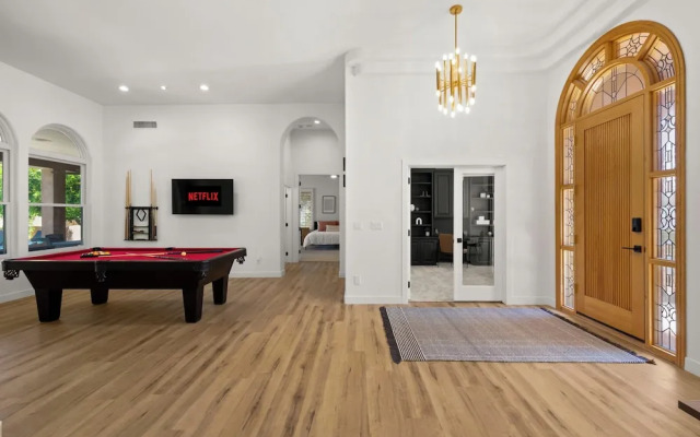 Pool Table, Putting Green: Luxury Oasis in Mesa