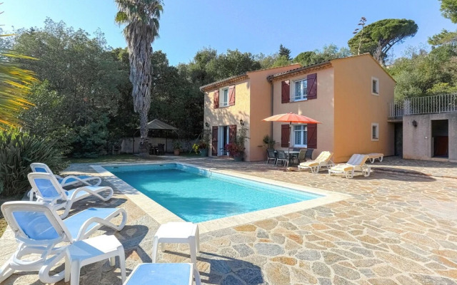 Provencal Holiday Home in Bormes-les-Mimosas with Pool