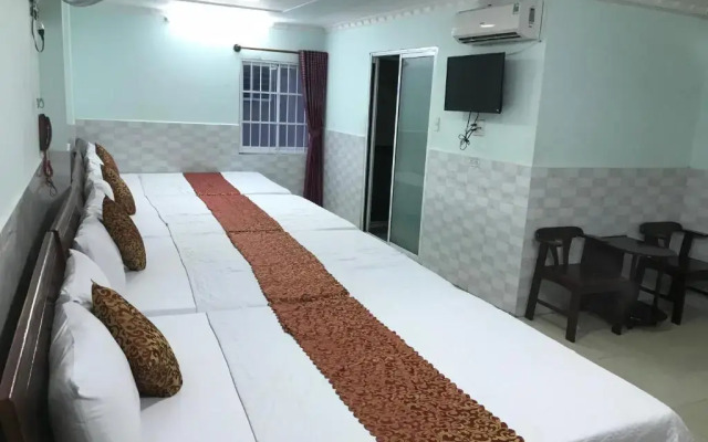 Gold Hotel