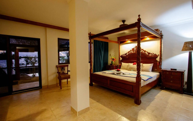 Manta Ray Bay Resort