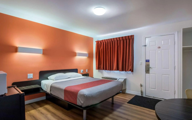 Motel 6 Sudbury, ON