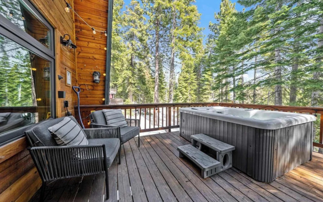 Tahoe City Retreat For 8!