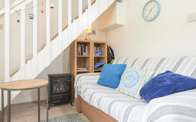 4 Thornlea Mews
