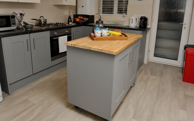 Select Serviced Accommodation - Canal Walk