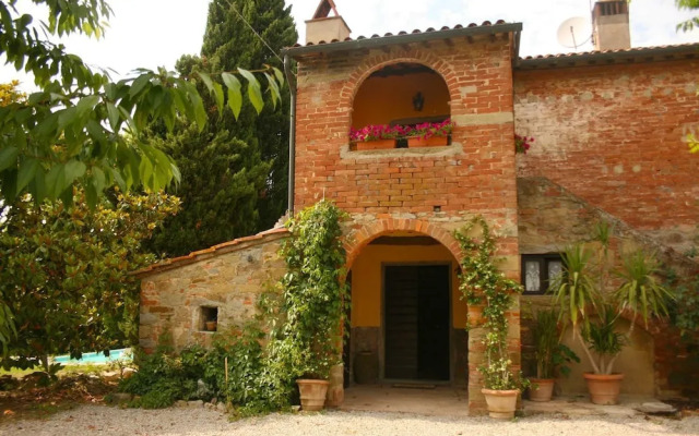 Stunning private villa for 6 guests with private pool, TV, pets allowed and parking