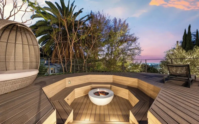 Farley Court - Stylish Hillside Residence With Stunning Views