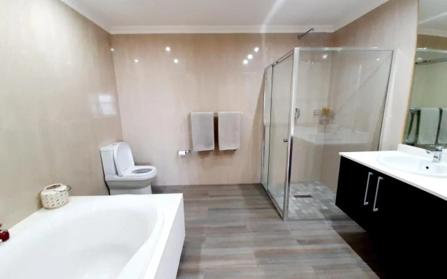 1804 Franklin 3-Bed Penthouse with Rooftop Jacuzzi