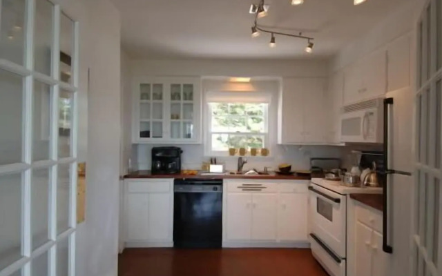 Hollyday Cove Cottage