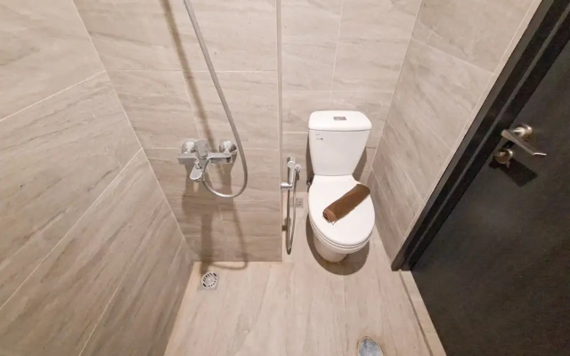 Minimalist And Homey Studio At Apartment Collins Boulevard