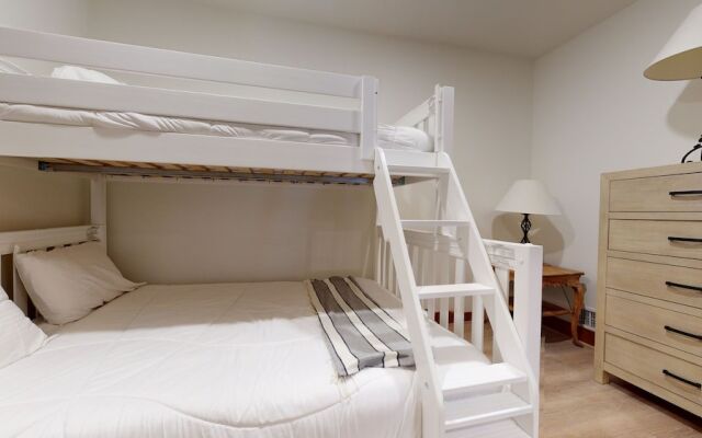 Timbers 6 Updated and Pet-Friendly, Private Jacuzzi, Private Garage by RedAwning