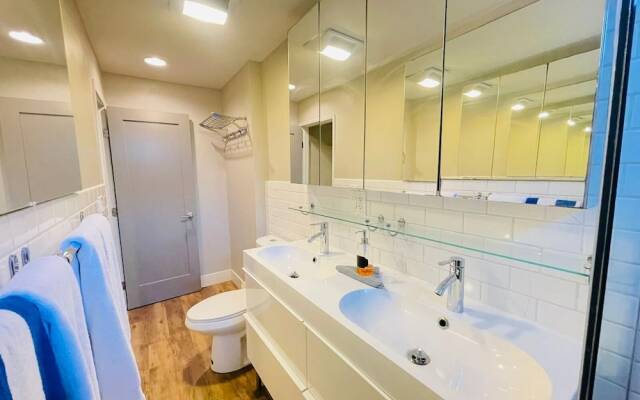 Modern 1Bd Famous  Venice 10B