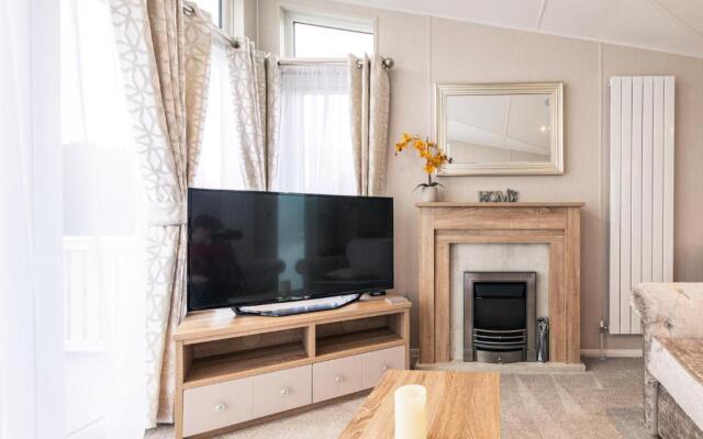 Lakeside Retreat Lodge With Hot Tub