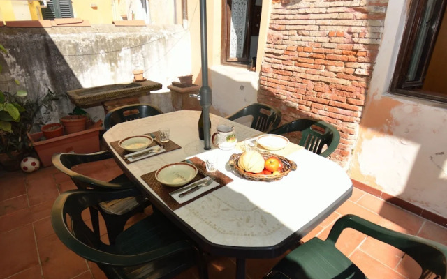 Lucca Central Garden Cottage