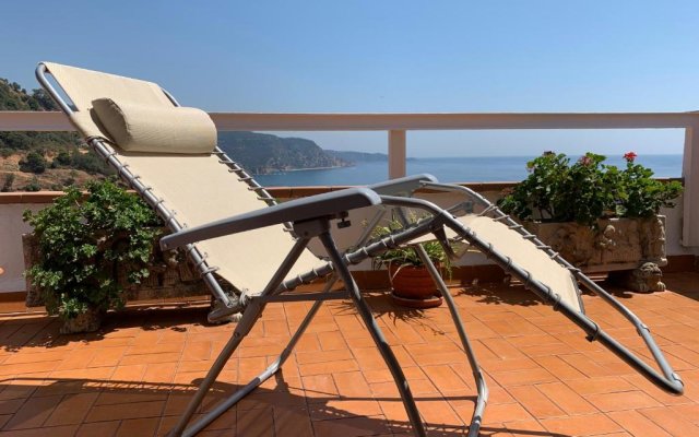 ⭑ Terrace + Sea views + Private Beach. What else? ⭑