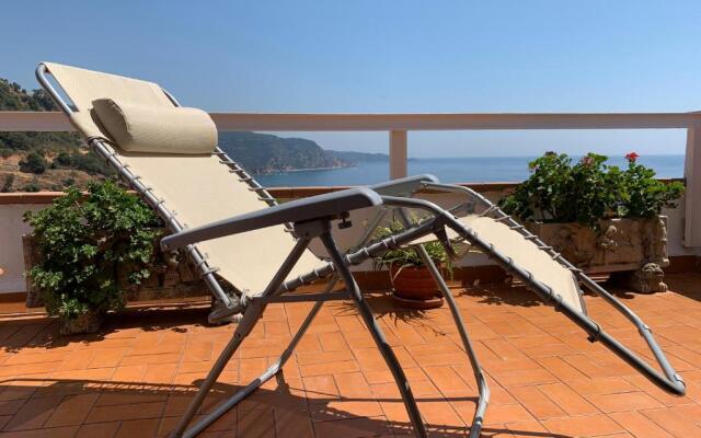 ⭑ Terrace + Sea views + Private Beach. What else? ⭑